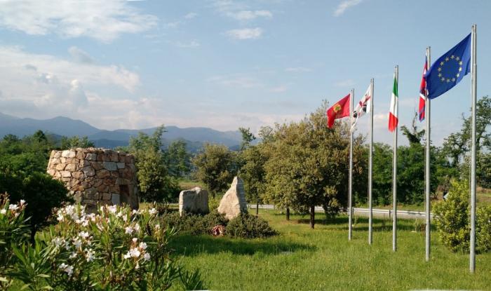 Biella, bandiere a Nuraghe Chervu