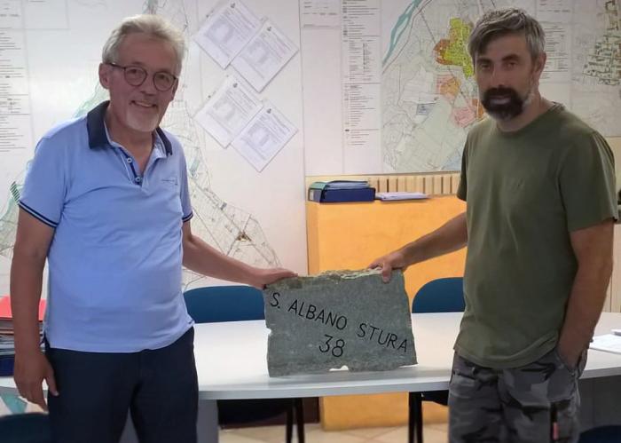 Giorgio Bozzano e Gianluca Capellino ritratti con la pietra del loro Comune inviata a Biella