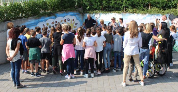 bambini di Ronco e Zumaglia davanti al muro di ricordi per Giulia Lucia Gravellu