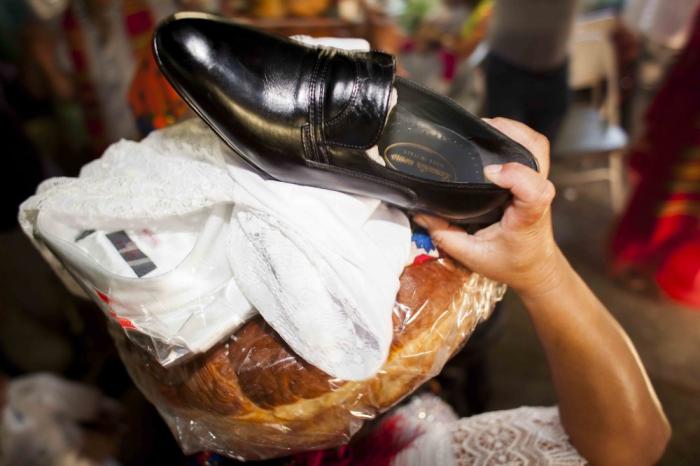 Matrimonio Rom a Torino, dono del pane e della scarpa