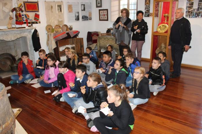 scolari della Scuola Elementare Aglietti di Cossato al Museo delle Migrazioni di Pettinengo