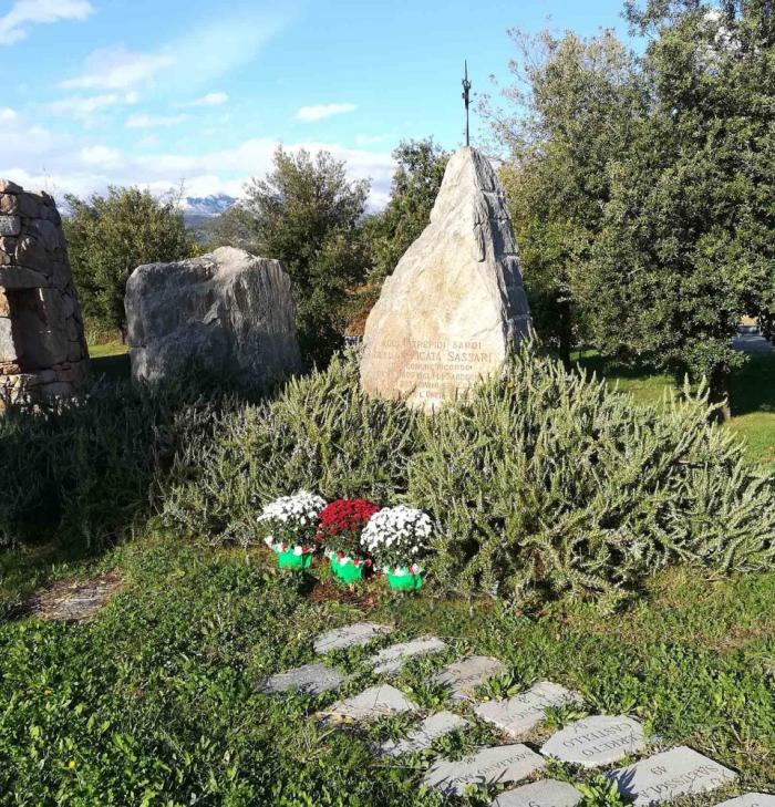 Biella, area monumentale Nuraghe Chervu, omaggio floreale ai Caduti