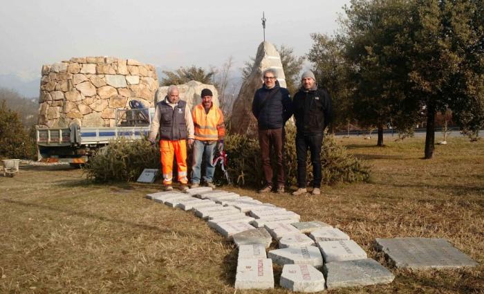 Biella, posa delle prime pietre della pavimentazione di Nuraghe Chervu