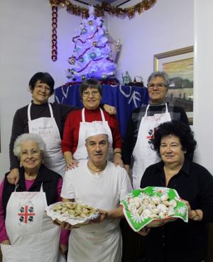 Volontari di Su Nuraghe, distribuzione di dolcetti