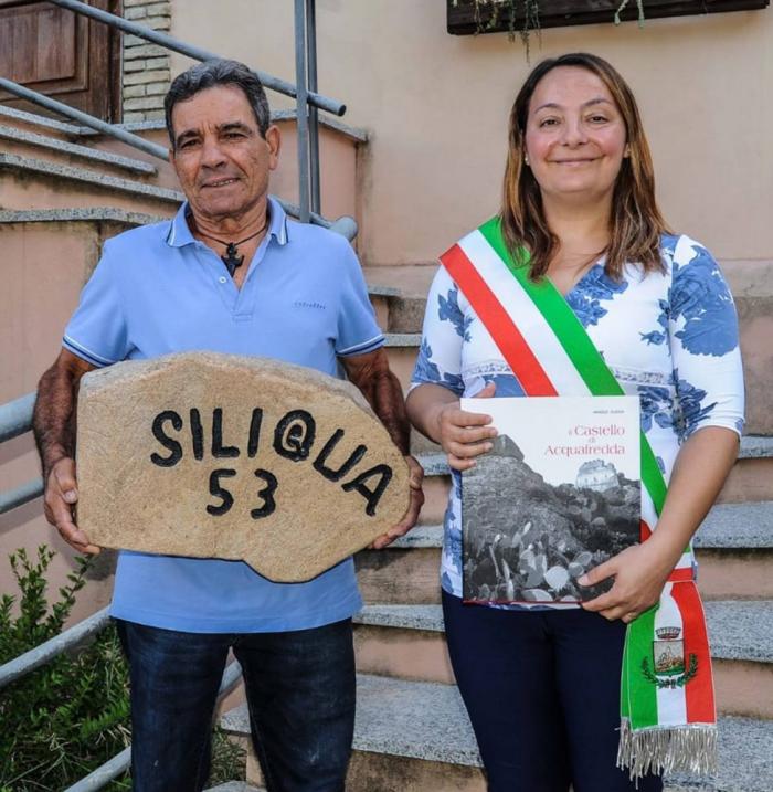 il Sindaco Francesca Atzori e lo scultore Antonio Cabula di Siliqua con la stele inviata a Biella