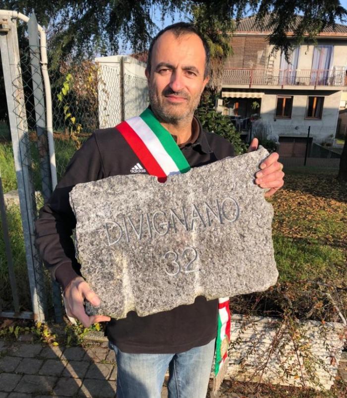 il Sindaco di Divignano, Gianluca Bacchetta ritratto con la stele inviata a Biella