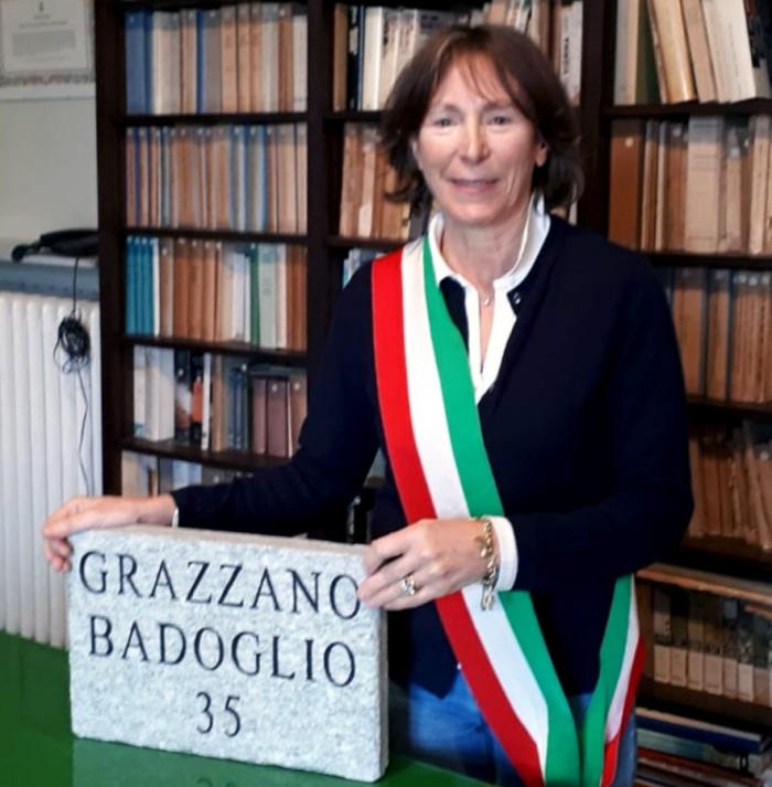 Rosaria Lunghi in Bonino e la stele inviata a Biella