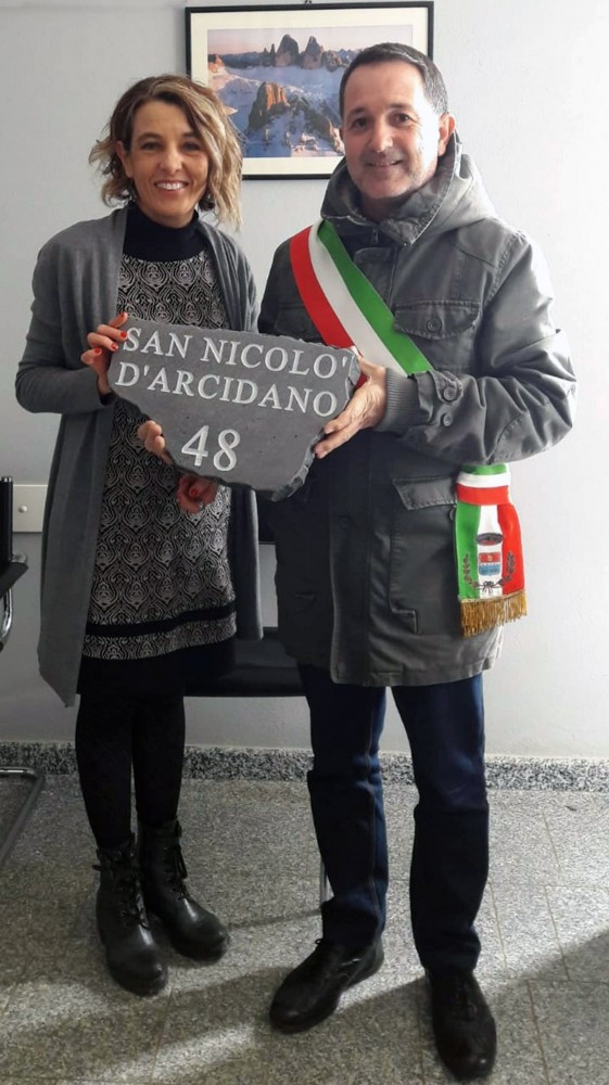 Emanuele Cera e Denise Vinci ritratti con la stele inviata a Biella