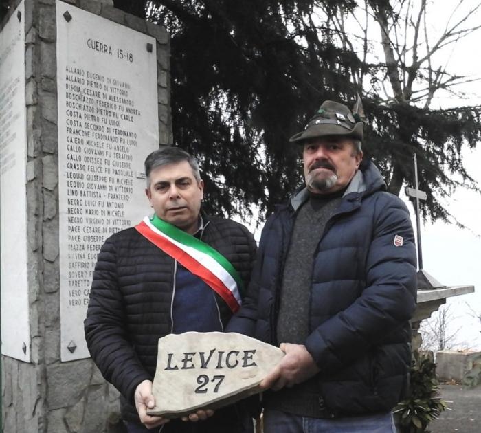 Roberto Vero e Mario Vero ritratti con la stele inviata a Biella