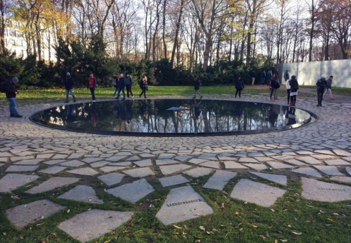 Berlino, monumento che ricorda lo sterminio di Rom e Sinti