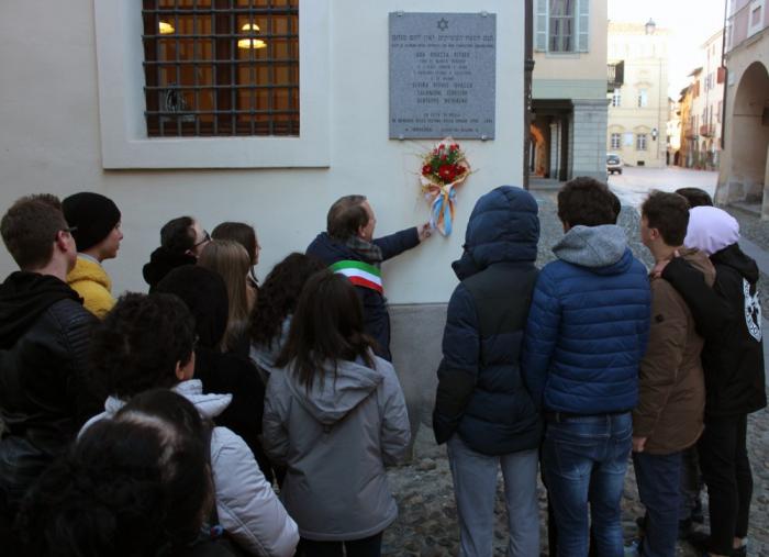 Biella, Giorno della Memoria, deposizione di fiori sulla lapide che ricorda le vittime biellesi della Shoah