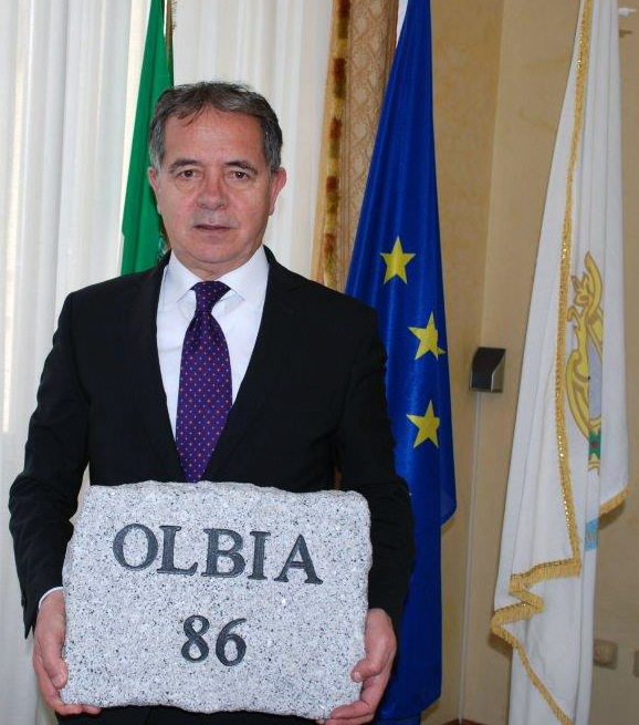 il Sindaco di Olbia Settimo Nizzi e la pietra inviata a Biella