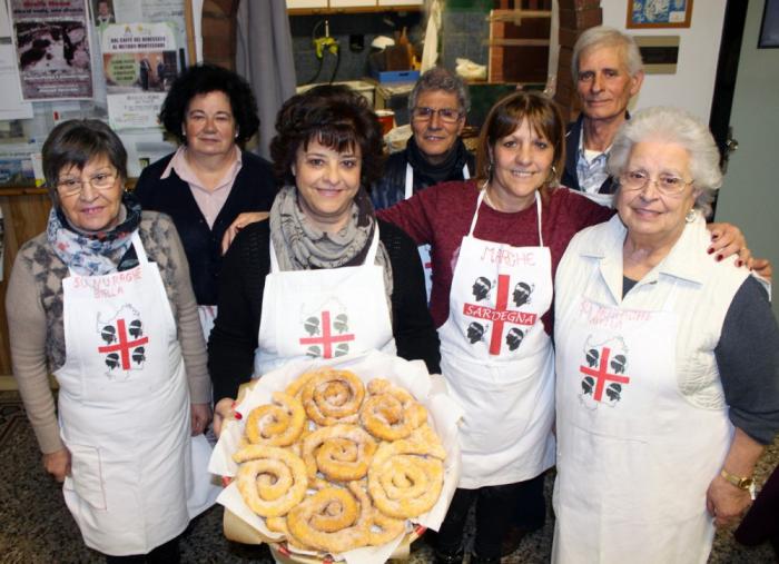 cucinieri di Su Nuraghe con al centro Antonietta e le sue zeppole