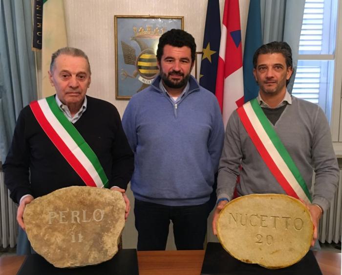 i sindaci di Perlo e Nucetto con le pietre scolpite dallo scultore Ivano Ghiglia