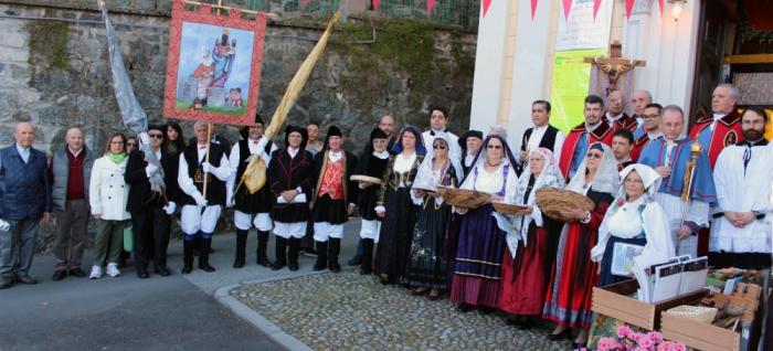 Comunità sarda e Pia Unione davanti alla chiesa di San Giuseppe di Riva