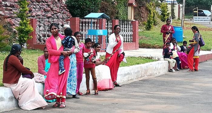 Wellington, India del Sud, attesa davanti alla missione cattolica