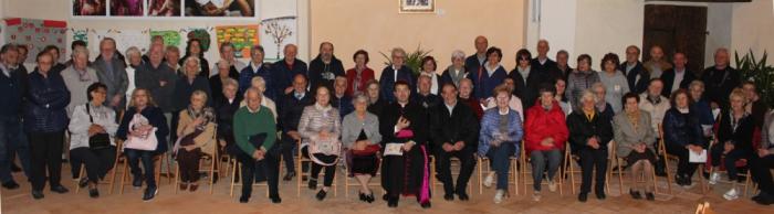 Pettinengo, partecipanti al Rosario di canton Gurgo, con al centro il vescovo di Biella, Roberto Farinella e il diacono di Pettinengo, Elio Ceresa
