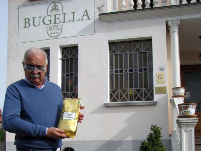 Mario Sechi davanti alla sede dell'hotel Bugella