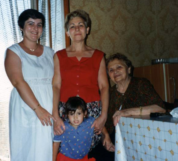 Dolianova, ritratto di quattro generazioni di donne sarde con la piccola Daniela, mamma Annamaria, nonna Mariangela e bisnonna Fanny