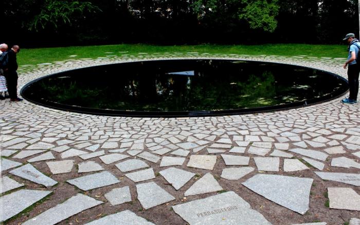 Berlino, monumento dedicato allo sterminio di Sinti e Rom