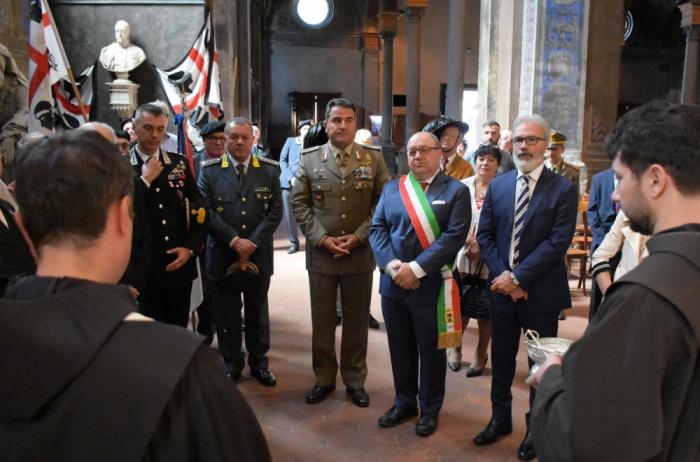 chiesa di S. Sebastiano, il Generale della Sassari, sindaco e massime autorità di Biella accanto al monumento ad Alberto Ferrero della Marmora