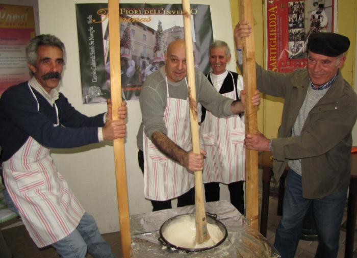 produzione di torrone al circolo Su Nuraghe di Biella