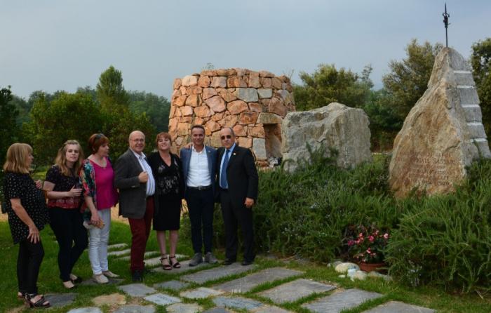 Biella, delegazione sarda e argentina a Nuraghe Chervu, accanto al monumento dedicato ai Caduti sardi e ai Caduti biellesi