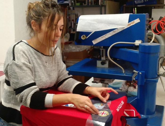 Preparazione delle nuove divise con insegne abbinate Su Nuraghe Calcio Biella/Pizzeria da Carmelo