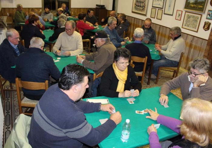 torneo di carte al Circolo sardo