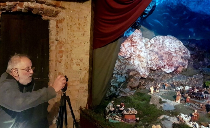 il fotografo biellese Renato Sella impegnato in una sessione di documentazione del Presepio delle Migrazioni