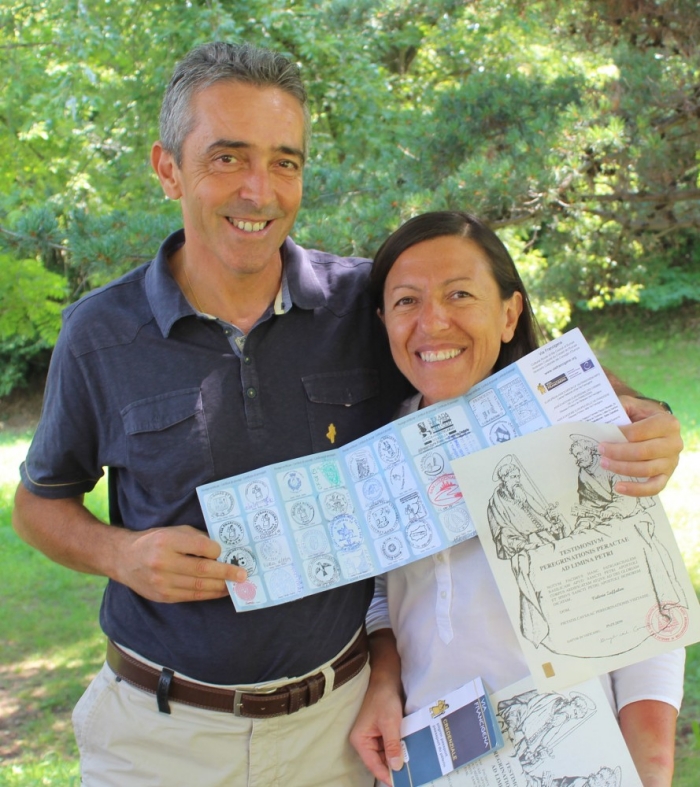 Gabriella Boi e Valerio Zaffalon con la loro pergamena dell'avvenuto pellegrinaggio