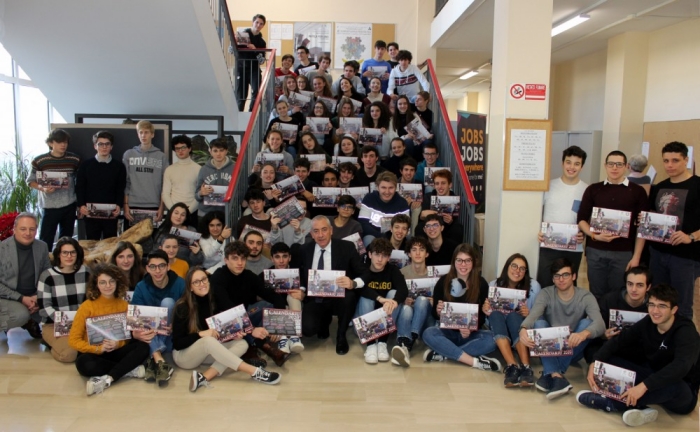 ragazzi delle classi IV A, C e D del Liceo Scientifico Amedeo Avogadro di Biella con Su Calendariu 2020 di Su Nuraghe