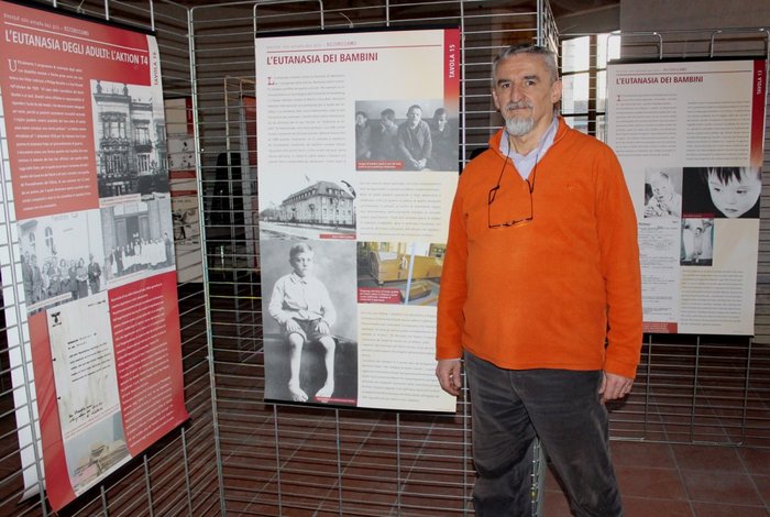 Ivo Manavella durante le fasi di allestimento della mostra