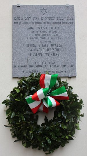 Lapide in memoria delle vittime della Shoah 1943-1945, presente nel ghetto ebraico di Biella Piazzo