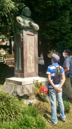 giovani garibaldini di Su Nuraghe depongono fiori ai piedi del monumento biellese dedicato a Giuseppe Garibaldi