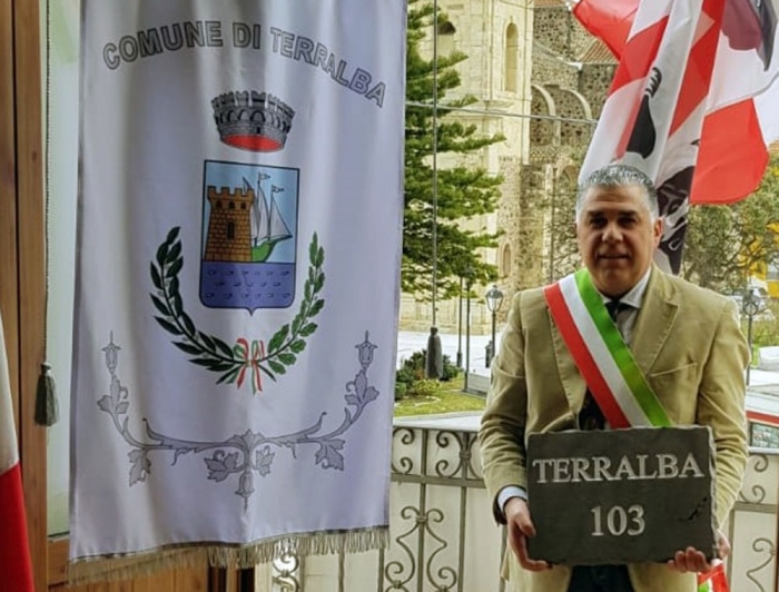 il sindaco di Terralba, Sandro Pili posa con la stele inviata a Biella