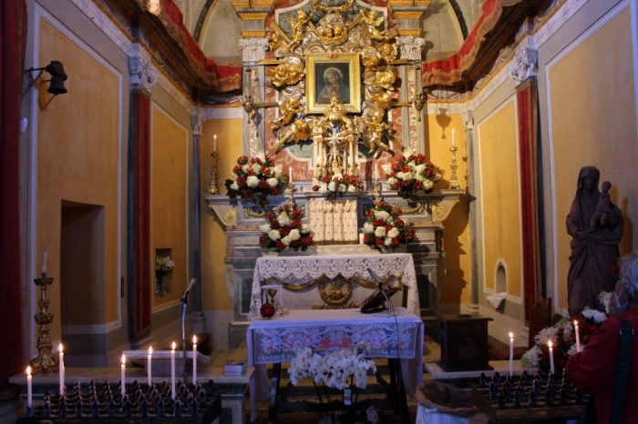 decorazione floreale e tovaglia a filet dell'altare maggiore della Chiesa di Campra