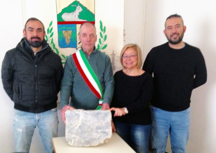 Sindaco e Amministratori di Villasalto con la pietra inviata a Biella