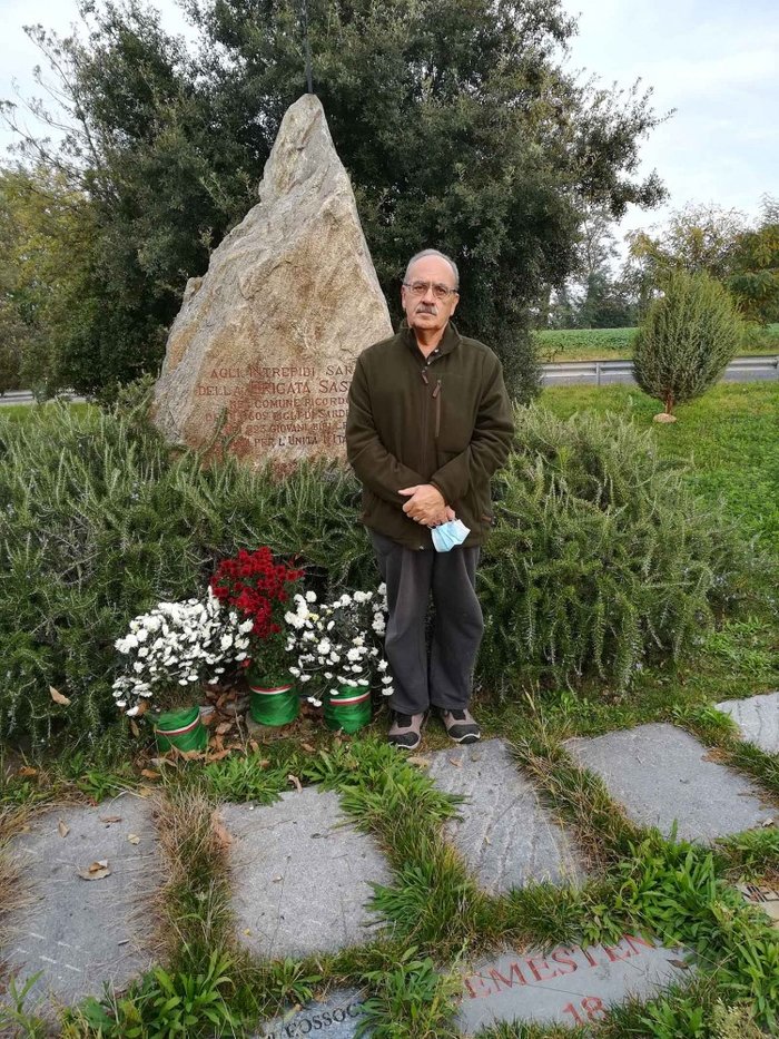 Giovanni Carta depone fiori a Nuraghe Chervu